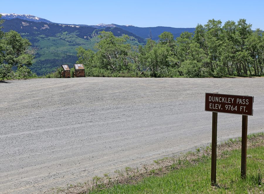 Перевал Данкли на живописной и исторической дороге Flat Tops Trail Scenic and Historic Byway в округе Рио-Бланко, Колорадо