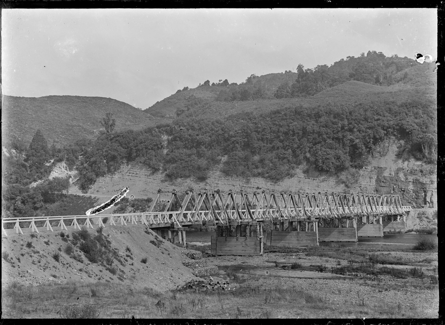 Исторический мост Victory Bridge через реку Whanganui в Таумарунуи