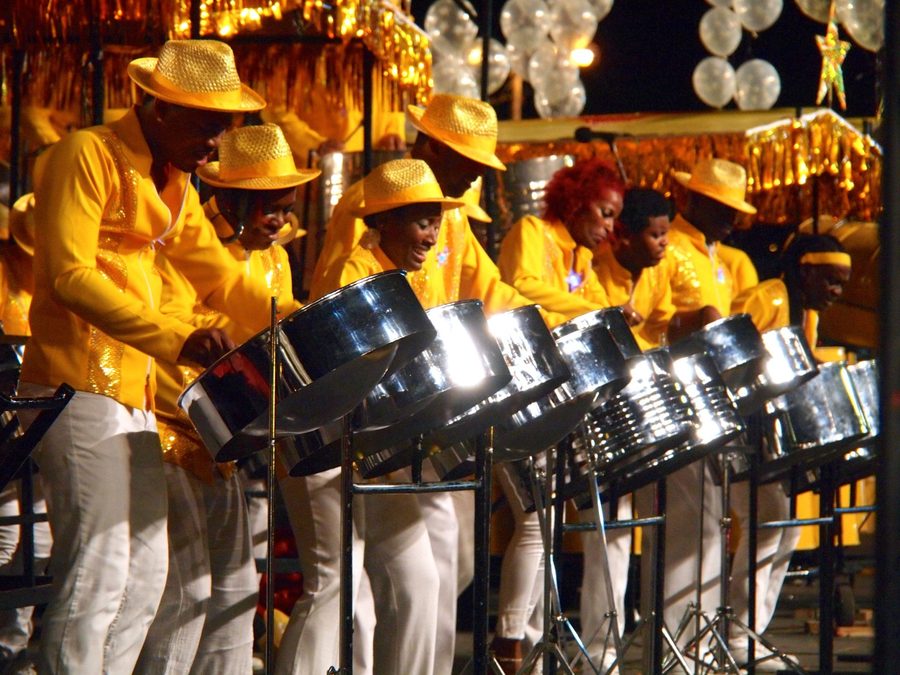 Инструменты steelpan на карнавале в Тринидаде и Тобаго