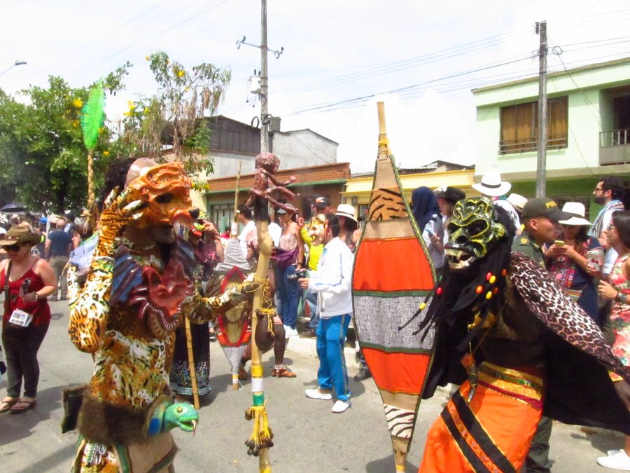 Замаскированные участники Carnaval del Diablo 2019 года в Риосуcио, Кальдас, Колумбия