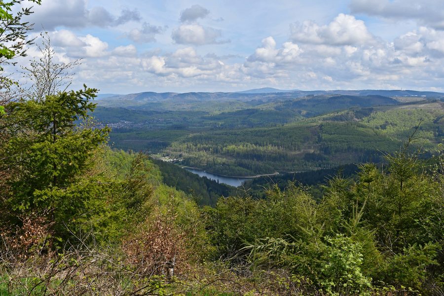 Вид с Лагесварте на водохранилище Иннерштетальсперре и лесной ландшафт