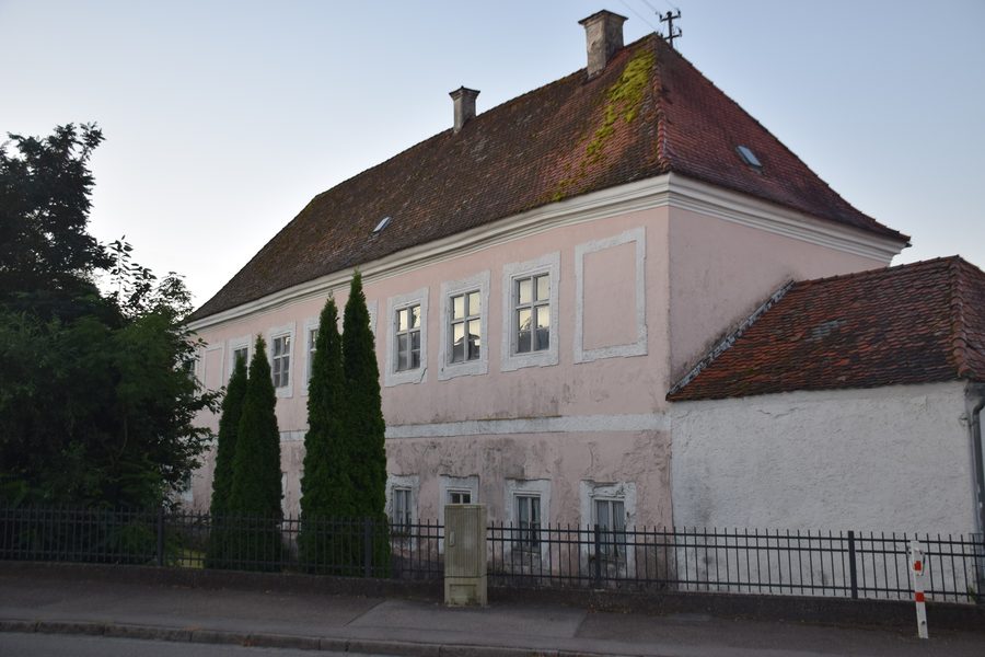 Двухэтажный барочный жилой корпус Hofmarkschloss в Лентинге