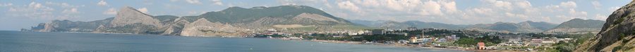 Панорамный вид на бухту Судака на восточном побережье Крыма.