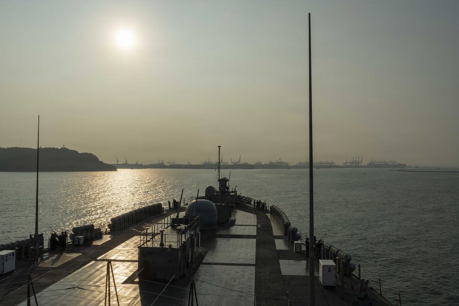 USS Blue Ridge входит в порт Лаем Чабанга в Таиланде