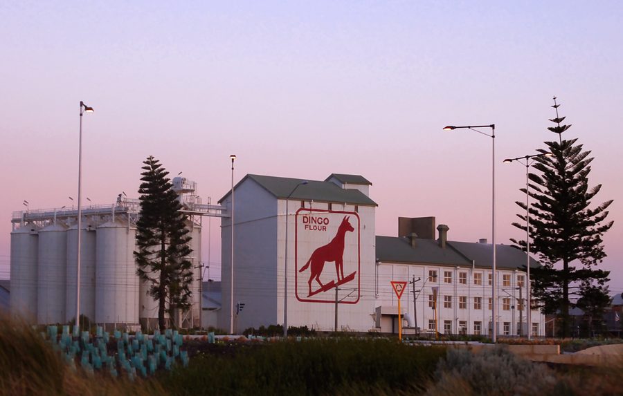 Охраняемая историческая Dingo Flour Mill на Stirling Highway в Норт-Фримантле, Западная Австралия