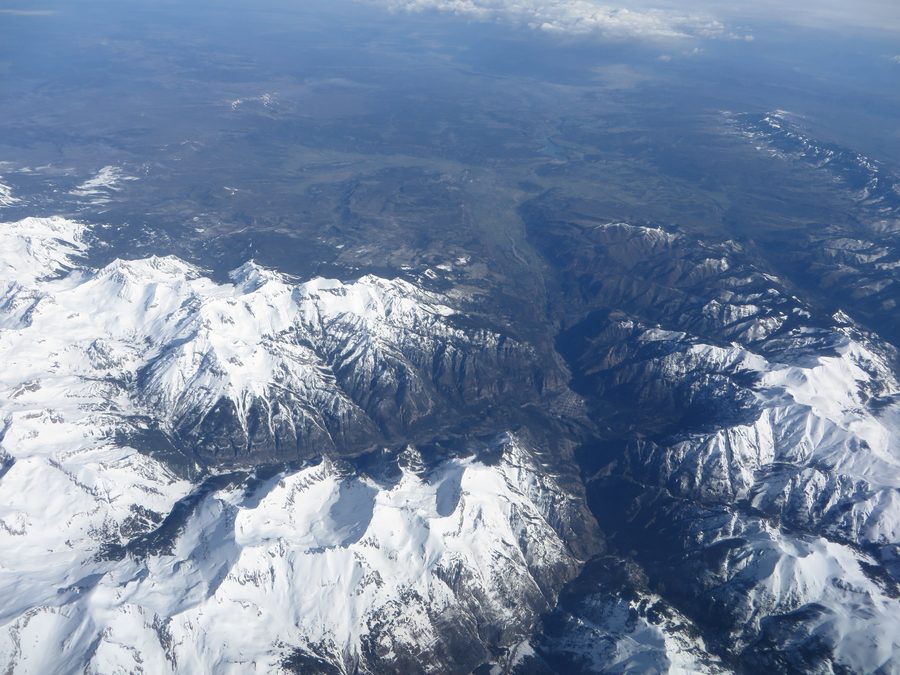Исторический город Ouray, Colorado, окружённый суровым горным пейзажем