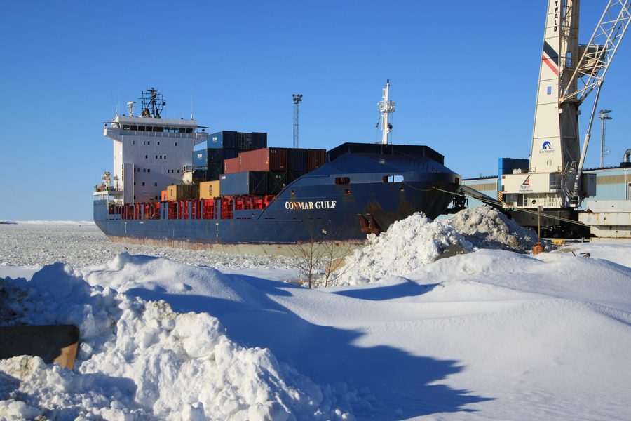 Conmar Gulf загружается в порту Кеми, Финляндия