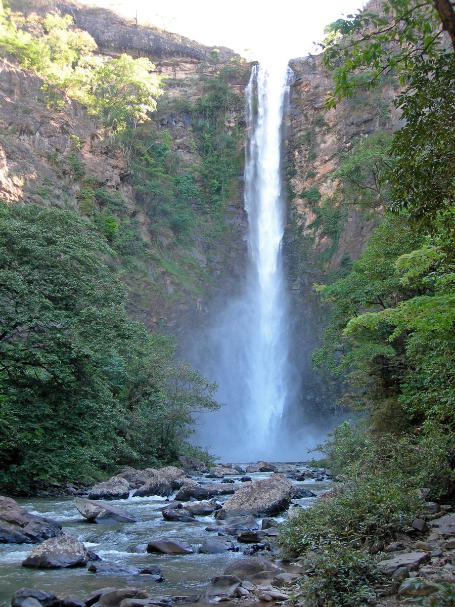 Cachoeira da Jiboia, высокий водопад возле Unaí в Минас-Жерайс