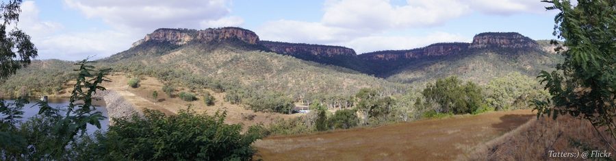 Панорама песчаниковых утесов у плотины Cania рядом с Cania Gorge