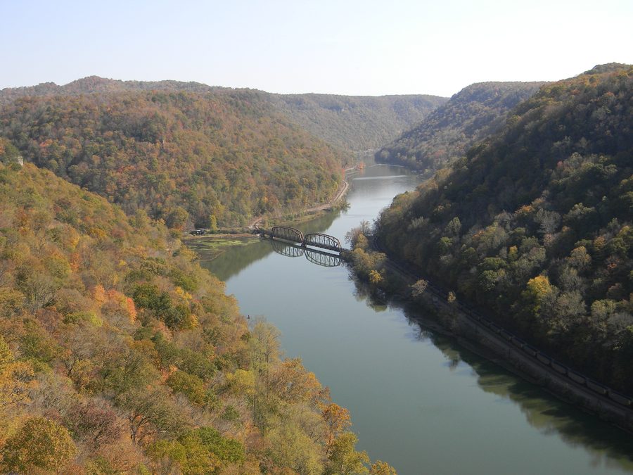 Вид на реку New River со смотровой площадки Hawks Nest в Западной Вирджинии.