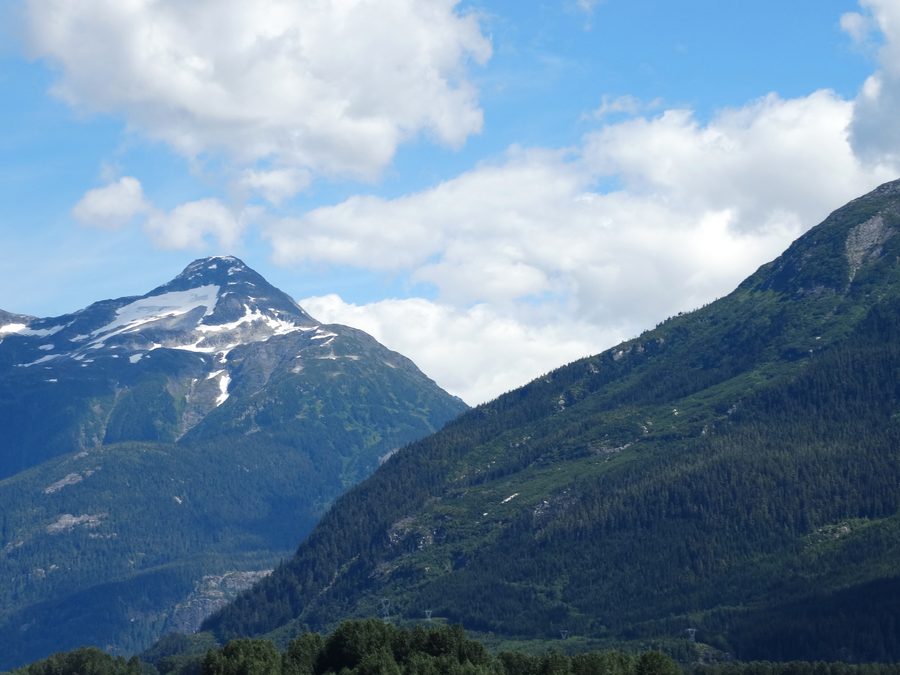 Пейзаж на реке Skeena по маршруту из Prince Rupert в Terrace в Британской Колумбии