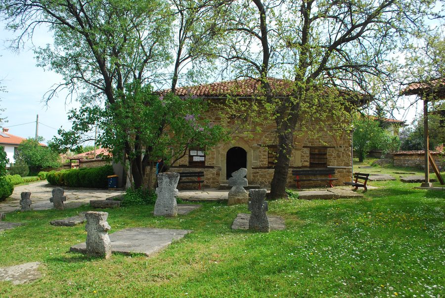 Историческая церковь Рождества Христова в деревне Арбанаси