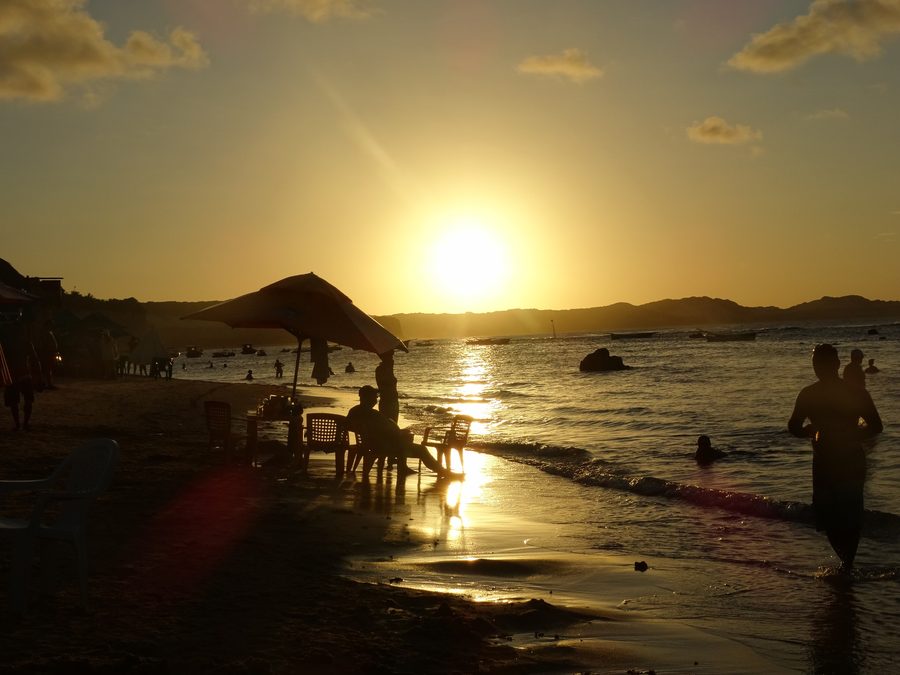 Praia de Pipa с песчаным пляжем и тропическим прибрежным ландшафтом в Риу-Гранди-ду-Норти