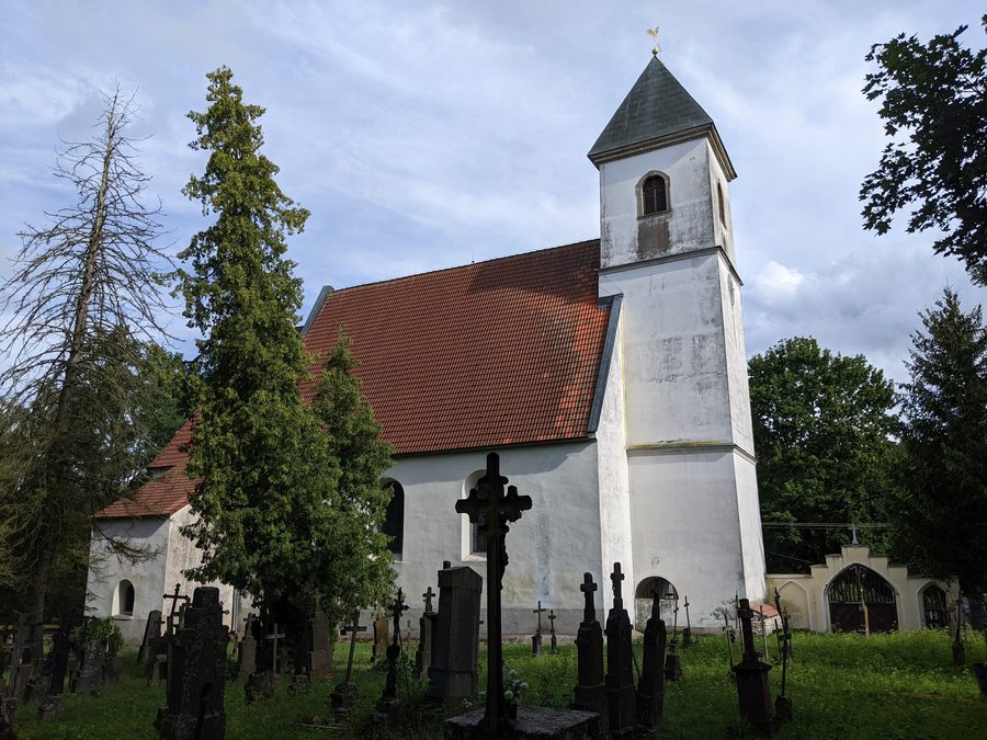 Внешний вид готической церкви Nalezení sv. Kříže в Újezd Svatého Kříže