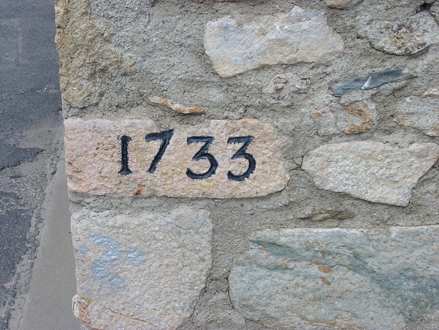 Улица Rue de la Glycine в Oms в департаменте Pyrénées-Orientales