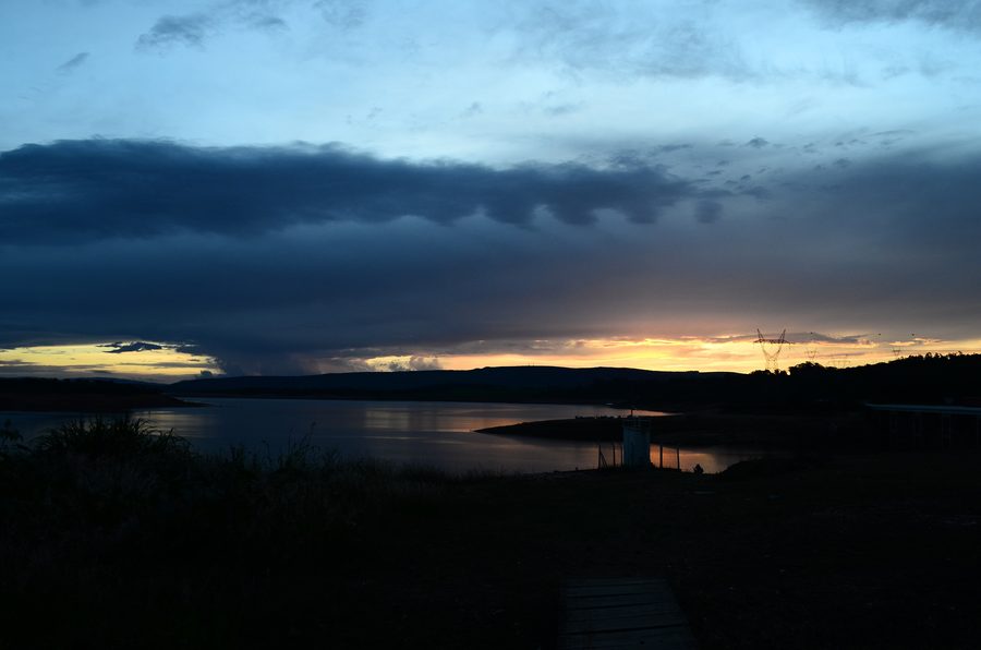 Вид на плотину Фурнас в Минас-Жерайс на закате