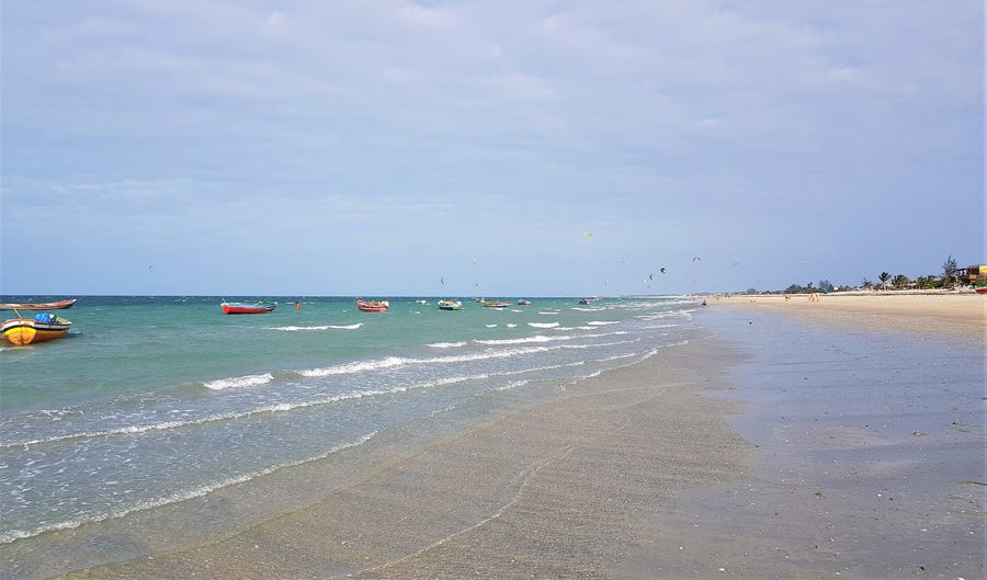 Песчаный пляж Praia do Preá в Крузе, бразильский штат Сеара, с лодками и кайтами на заднем плане