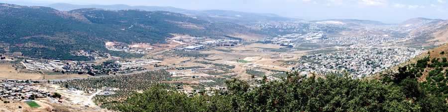 Панорама долины Бейт-ХаКерем с Маджд аль-Крум и другими населенными пунктами в Галилее