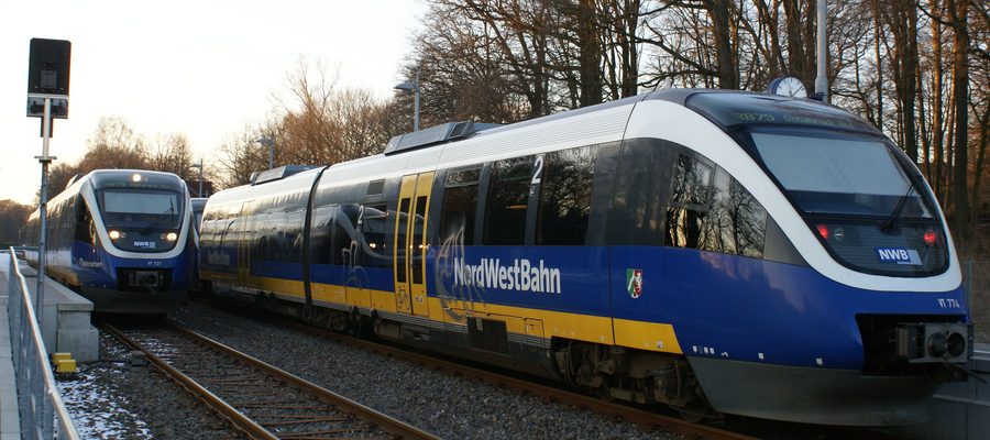 Два поезда Nordwestbahn на станции Веллендорф