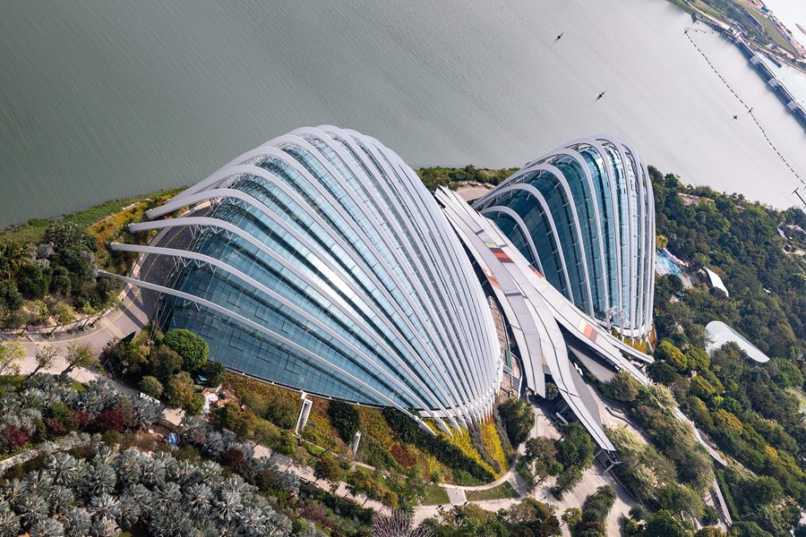 Gardens by the Bay с Cloud Forest и Flower Dome на фоне силуэта Сингапура