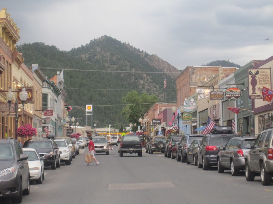 Вид на запад по Miner Street, главной улице Айдахо-Спрингс, Колорадо