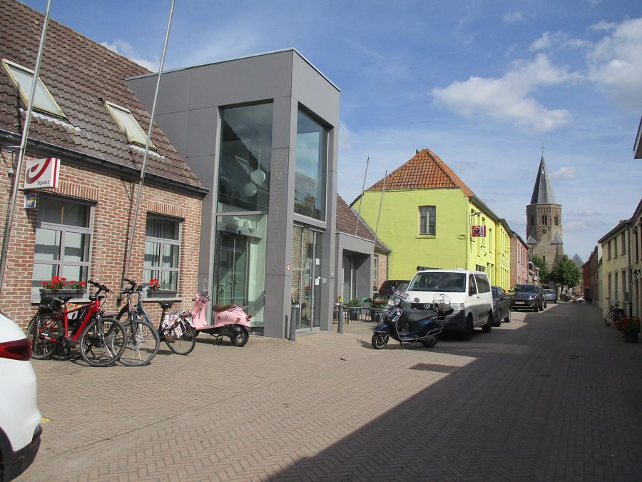 Kerkstraat в Зёйенкерке с ратушей, эстаминетом и церковью Sint-Michielskerk