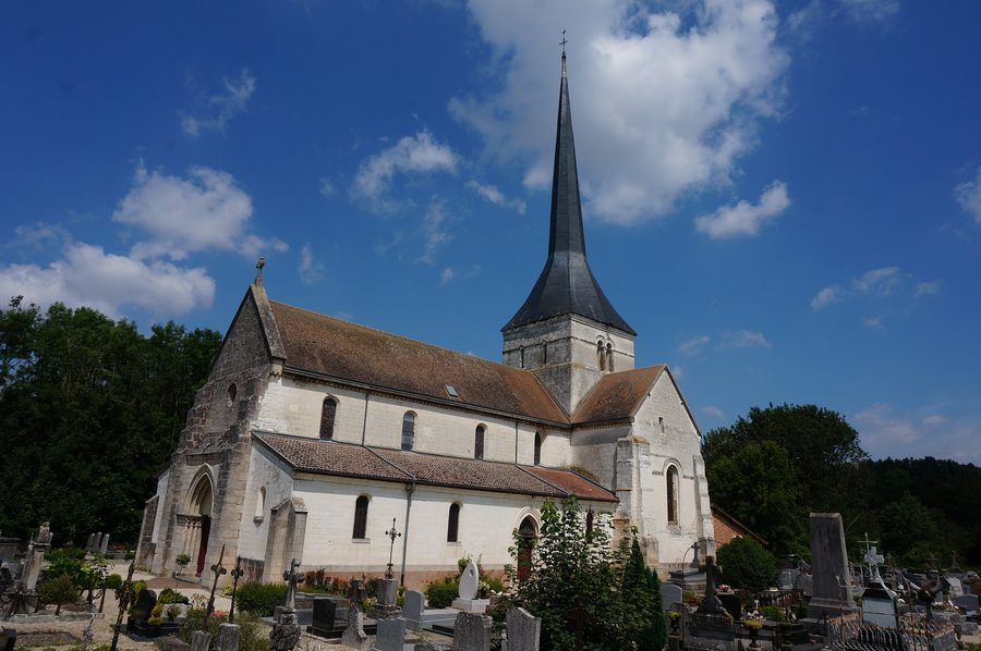 Вид церкви в Écury-sur-Coole