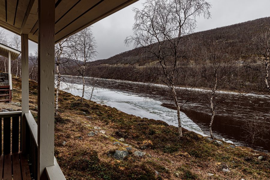 Река Тено вдоль границы Финляндии и Норвегии near Утсйоки, с северолапландским ландшафтом.
