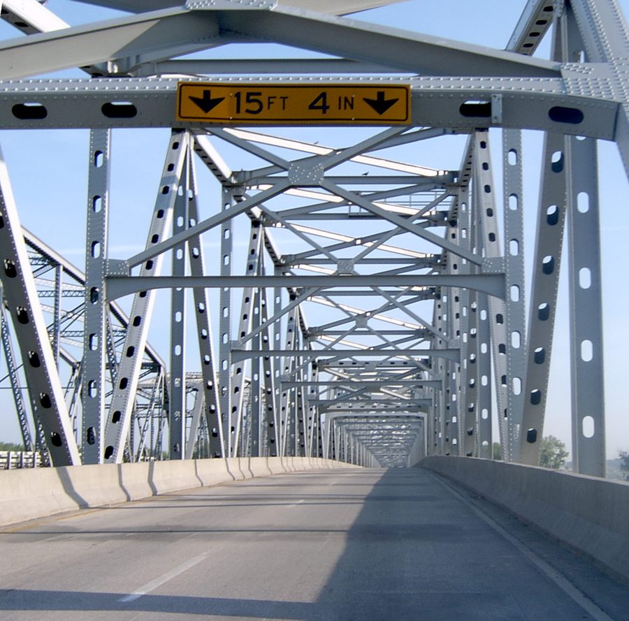 Вид изнутри на мост Platte Purchase Bridge через реку Миссури
