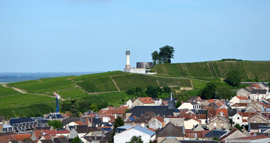 Phare de Verzenay над виноградниками Шампани, в Марне