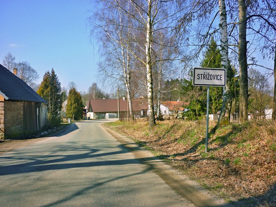 Подъезд к Střížovice у Kunžaku в холмистом ландшафте Южной Богемии