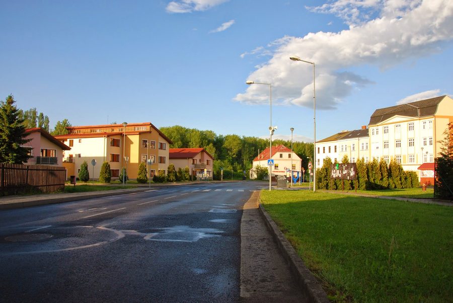 Вид на Мирове-намнести в Коштянах с запада