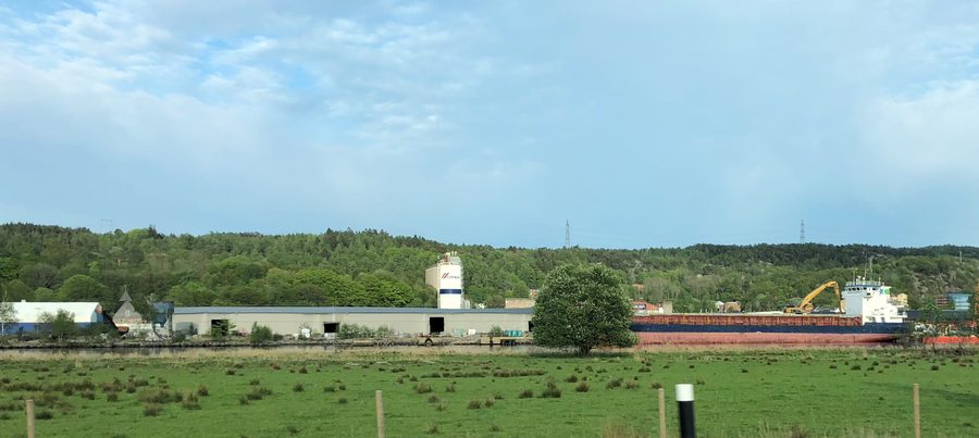 Гёта-Эльв у Сурте в коммуне Ale с прибрежным ландшафтом