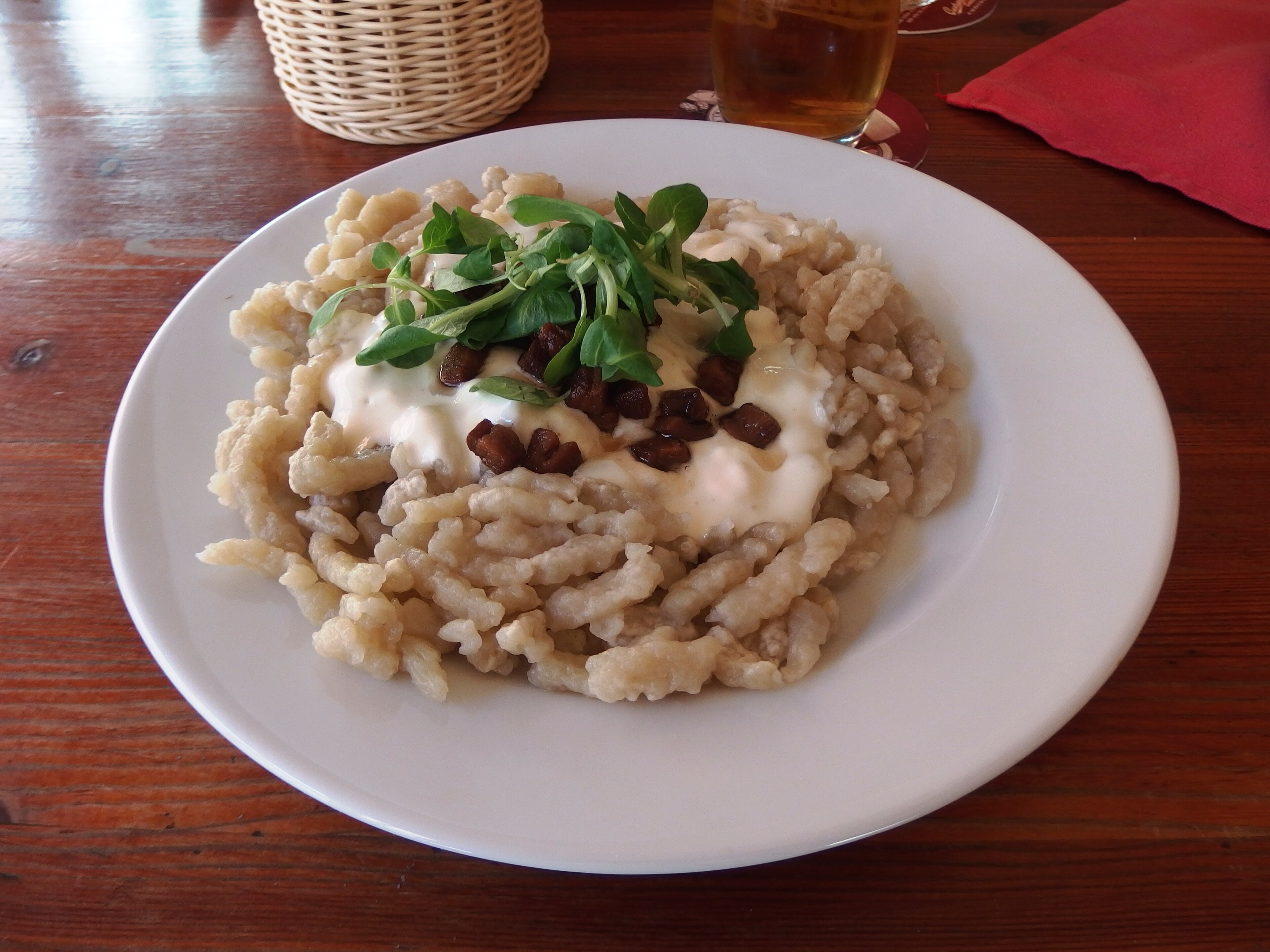 Порция bryndzové halušky, картофельных клёцок с овечьим сыром и беконом