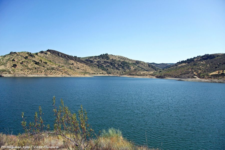 Пейзаж водохранилища Barragem de Eucísia в Португалии