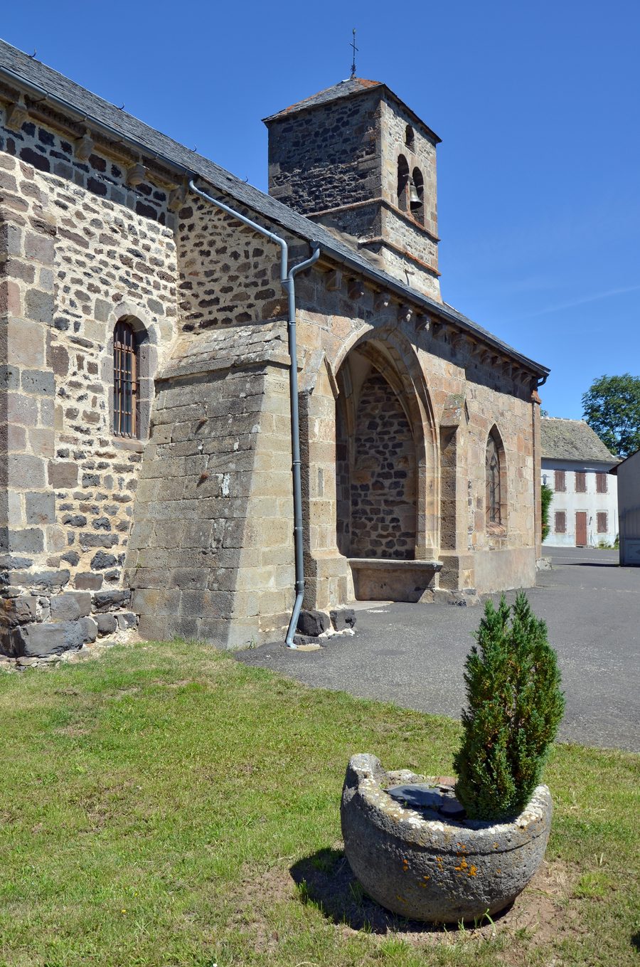 Внешний вид Église Saint-Caprais в Везе в департаменте Канталь