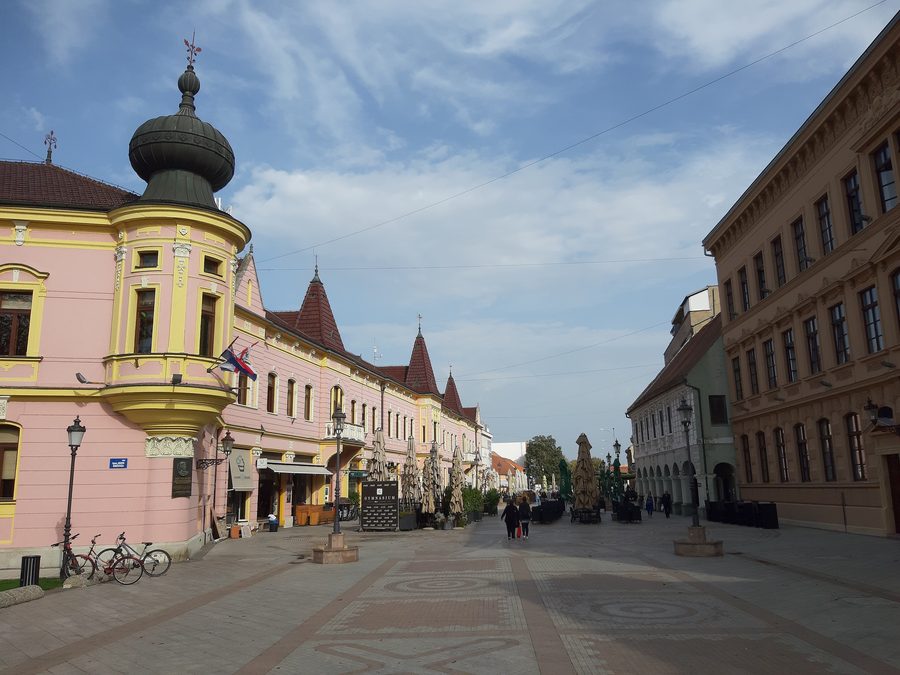Улица короля Звонимира, также известная как корзо, в центре Винковцев.