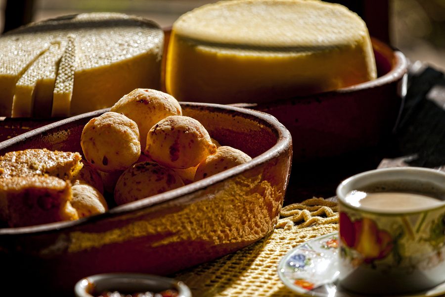 Pão de queijo, сырный хлеб Минас-Жерайса.