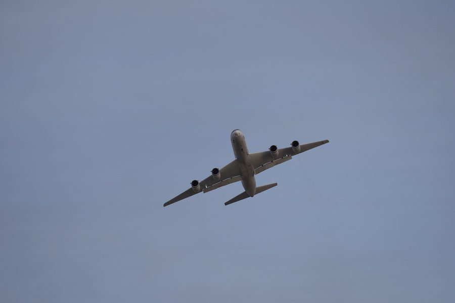 Самолет NASA DC-8 взлетает с Air Force Plant 42 в Палмдейле, Калифорния