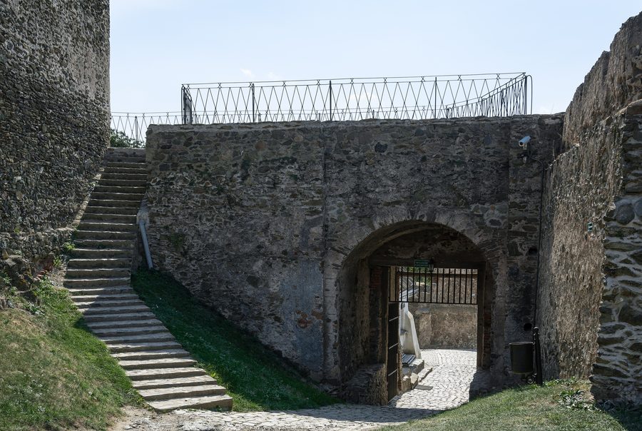 Замок Болькув, исторические руины замка с характерной башней
