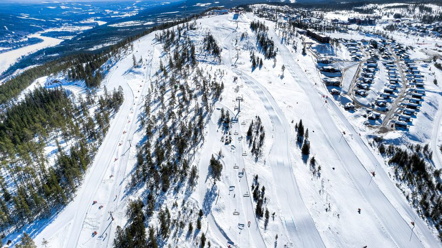 Бранеш, северный склон со снежными лыжными трассами