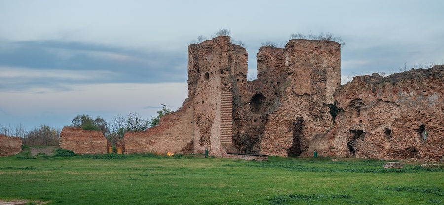 Средневековая крепость Бач в Воеводине, Сербия