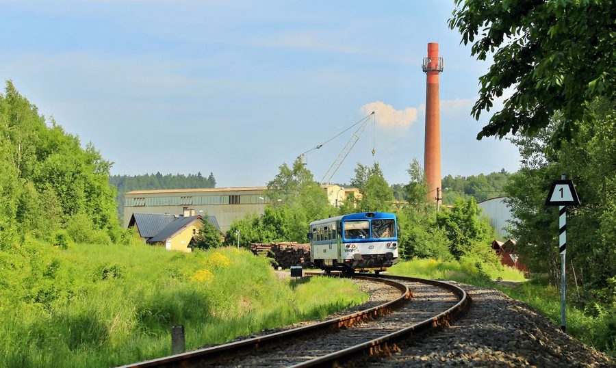 Моторный вагон České dráhy в Sadov в Карловарском крае