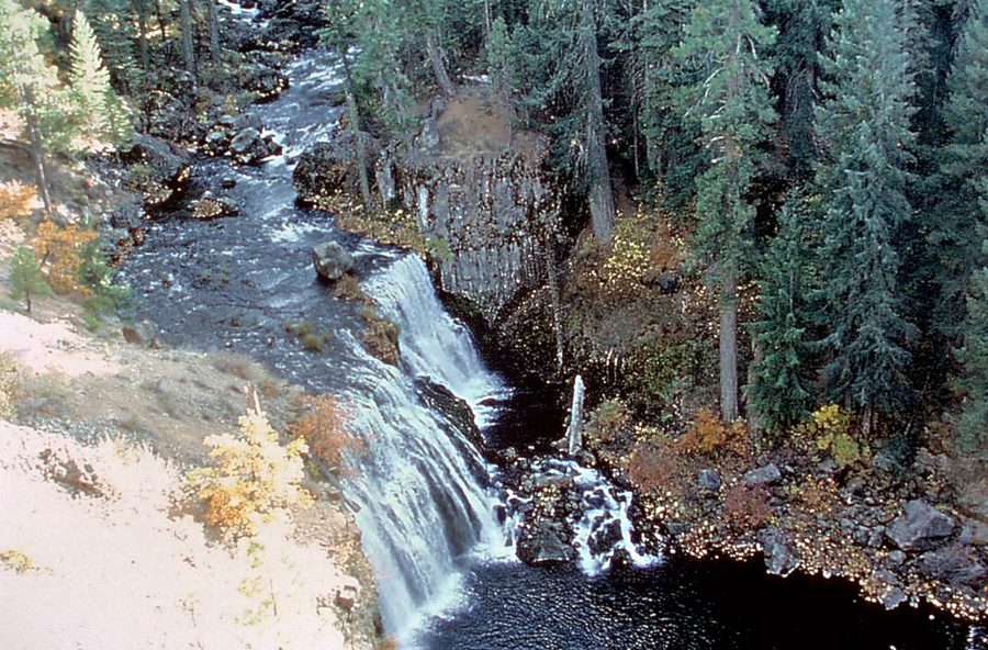 Middle McCloud Falls на McCloud River в округе Сискию