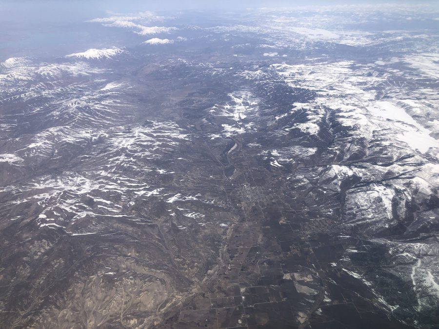 Вид с самолета на долину Санпете и горы в Sanpete County