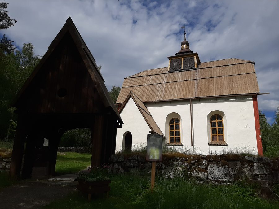Внешний вид старой церкви Юттерлённес в Боллстабруке, коммуна Крамфорс