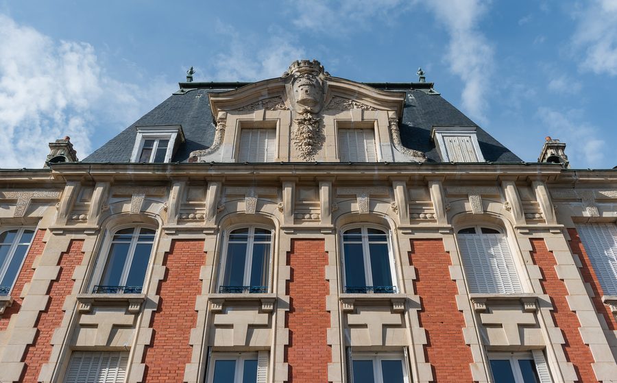 Верхняя часть фасада по адресу 15 place du Palais в Тьере, Пюи-де-Дом, Франция