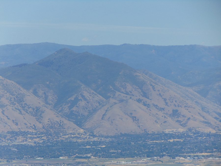 Вид на восток через Спрингвилл в сторону Powerhouse Mountain в Utah County