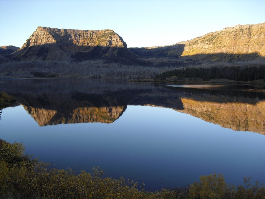 Восход солнца над озером Трапперс в районе Flat Tops Wilderness Area, Колорадо
