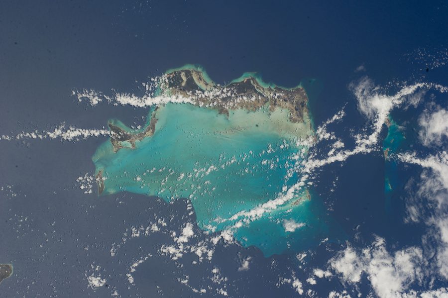 Вид с воздуха на острова Теркс и Кайкос с North Caicos и другими островами Кайкос